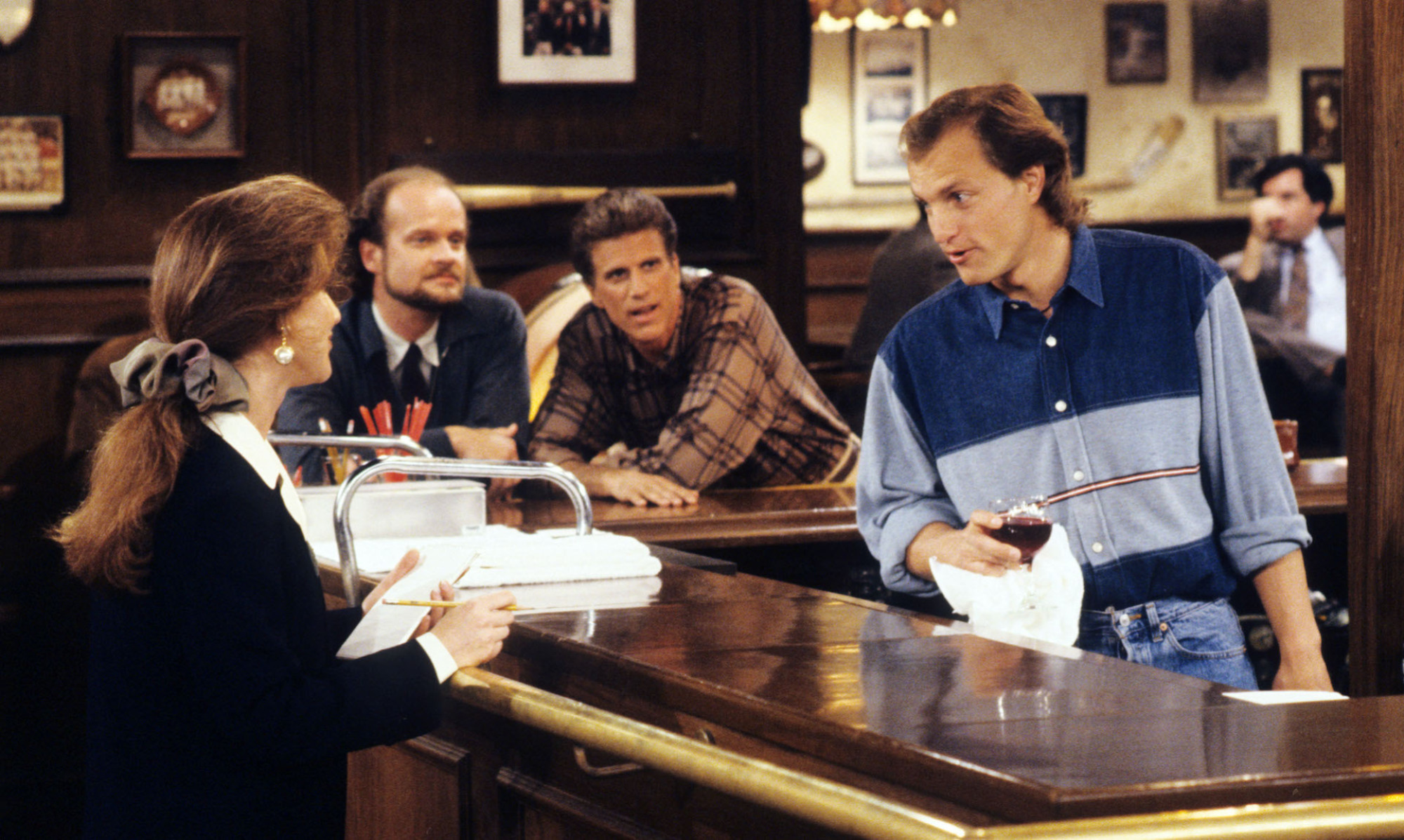 Shelley Long, Kelsey Grammer, Ted Danson et Woody Harrelson dans 