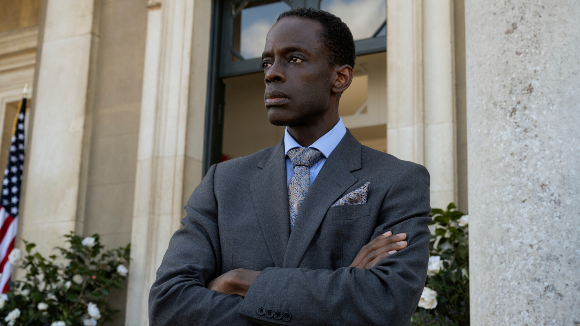 Ato Essandoh se tient à l'extérieur d'un bâtiment gouvernemental à 