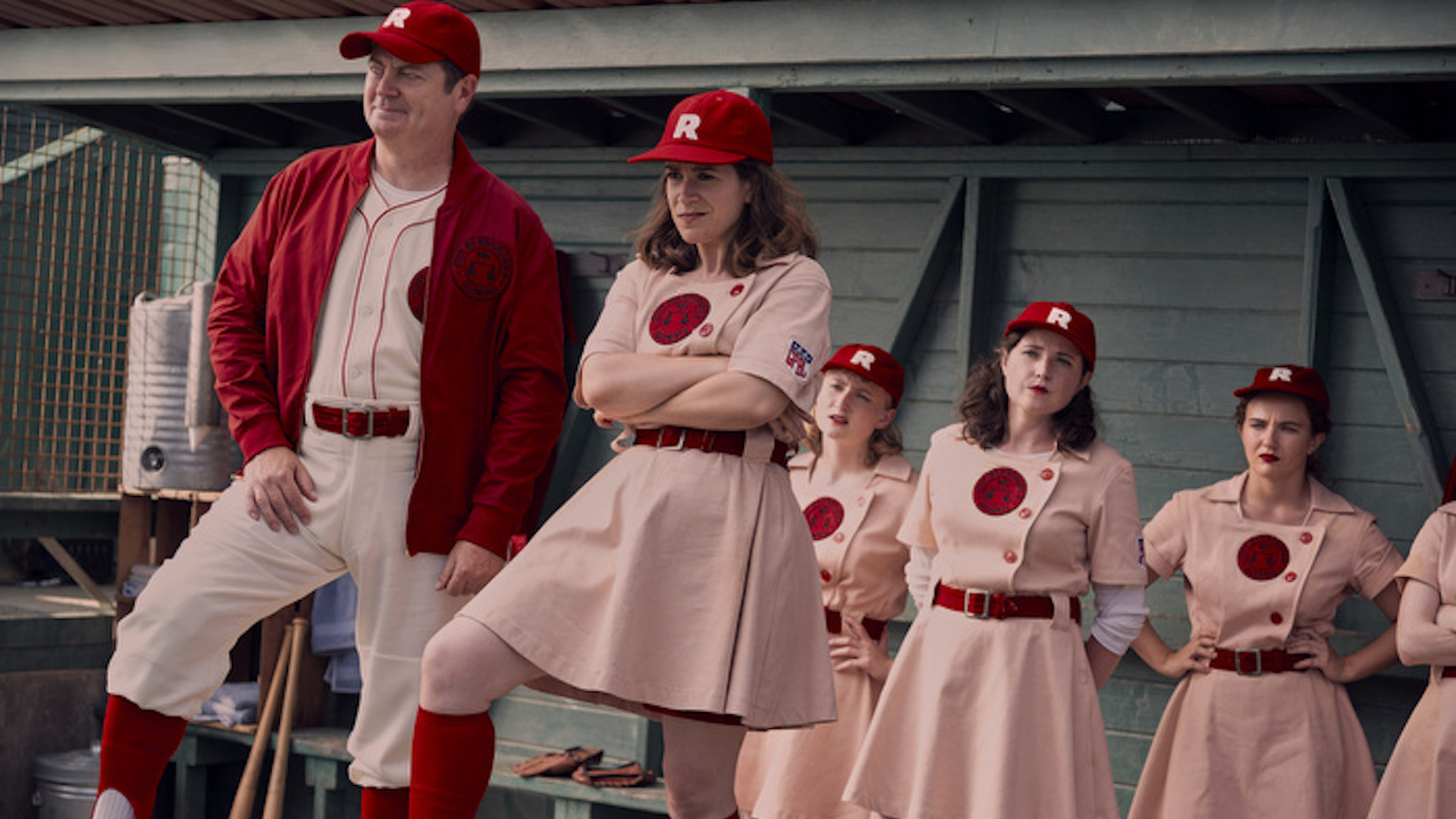 Une équipe de joueurs de baseball et leur entraîneur assistent à un match.