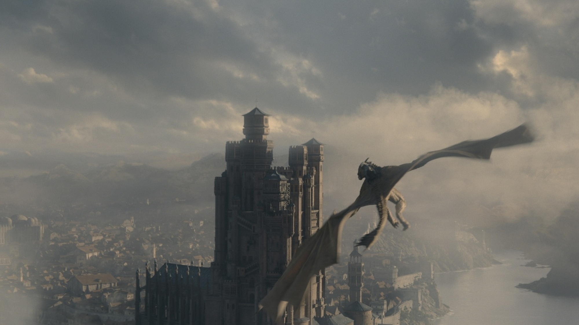 Un dragon survole une grande ville.