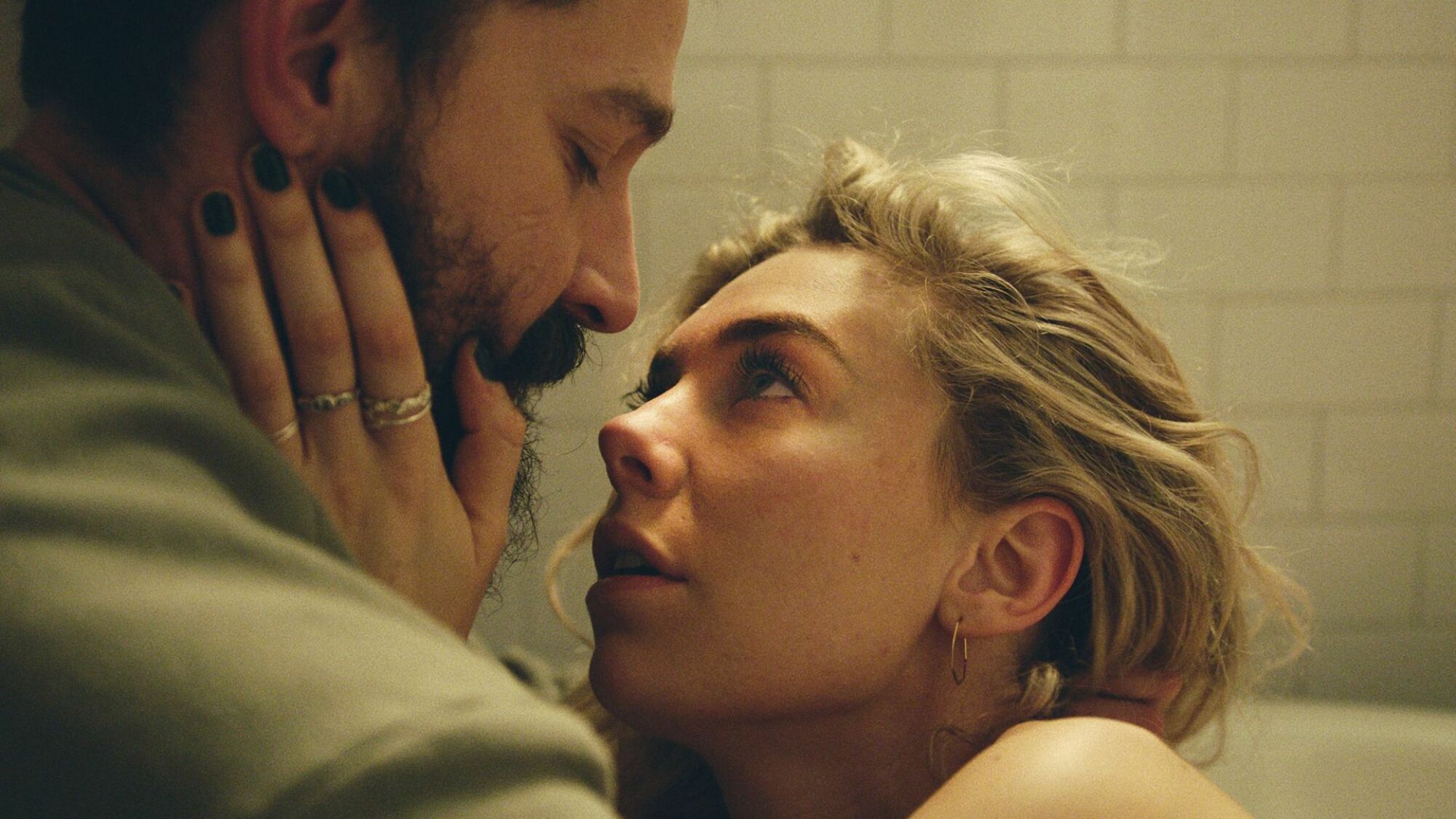 Shia LeBeouf comme Sean et Vanessa Kirby comme Martha dans 