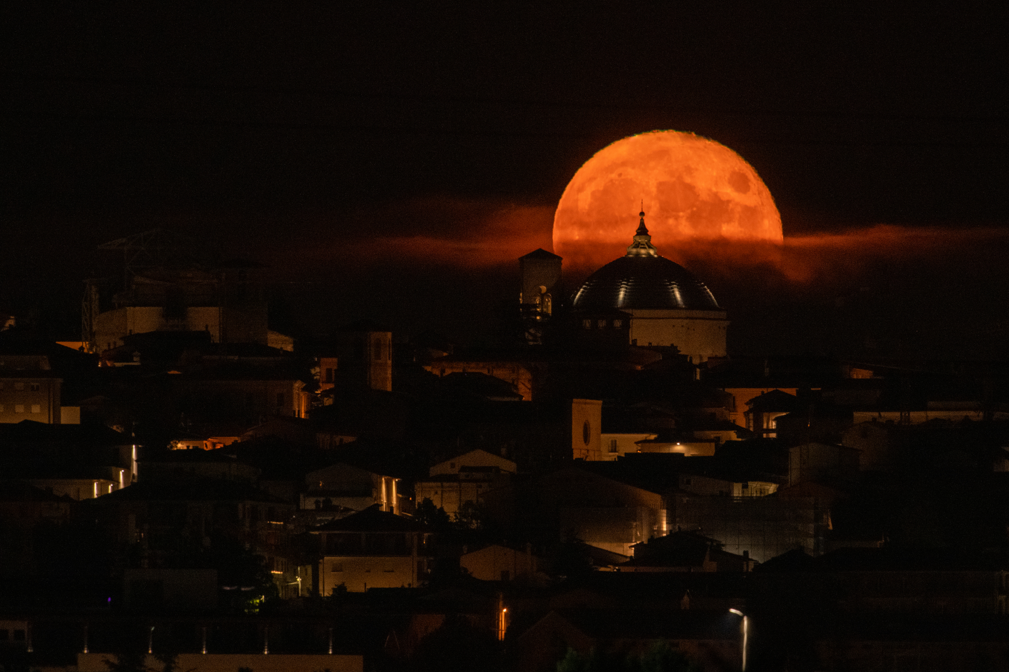 La lune orange de l'esturgeon au-dessus des Abruzzes, en Italie.