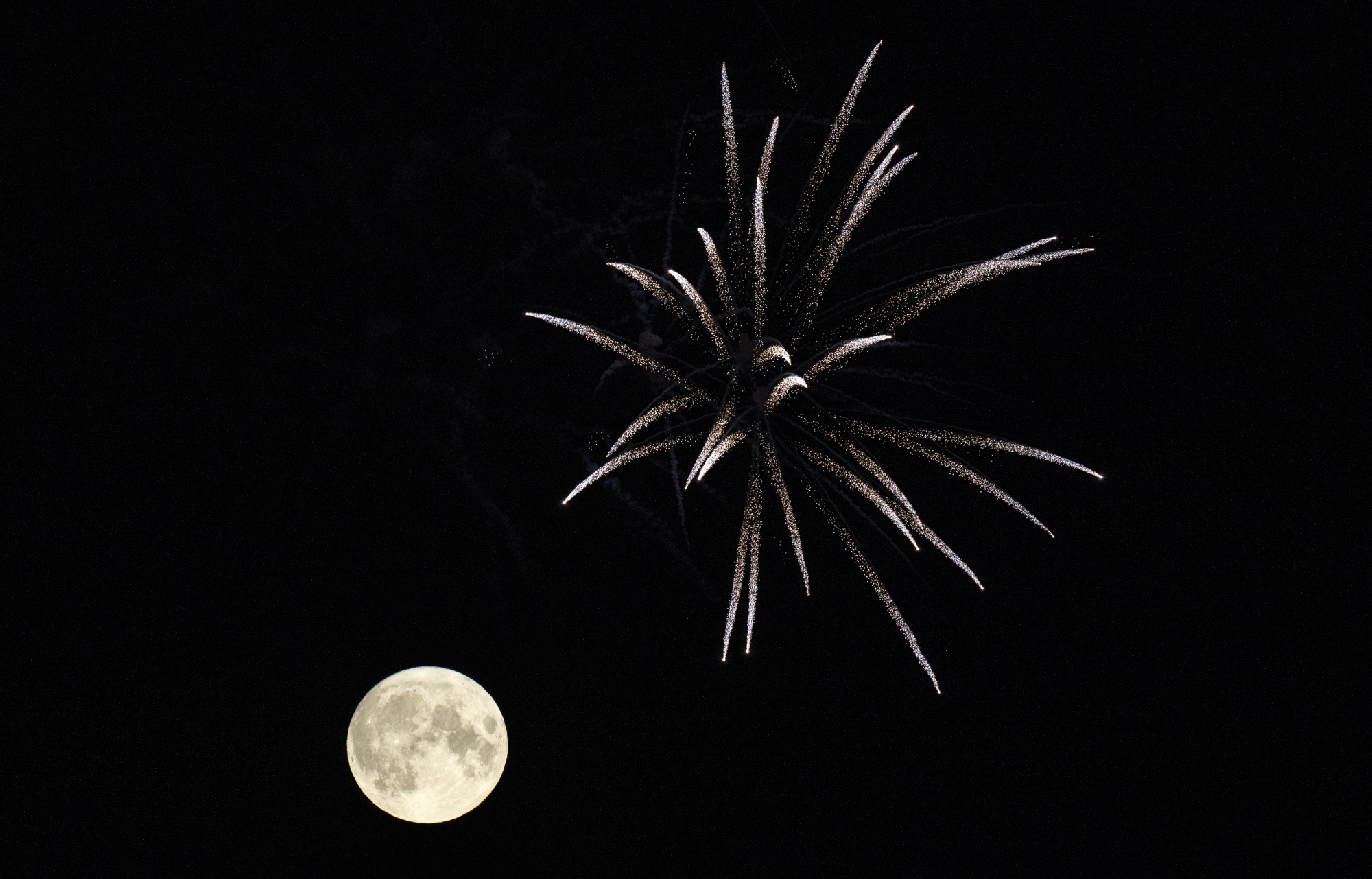 La lune de l'esturgeon avec feux d'artifice