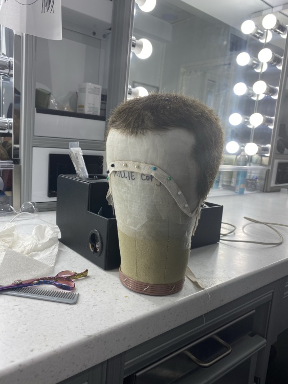 Une perruque buzzcut sur une tête de mannequin