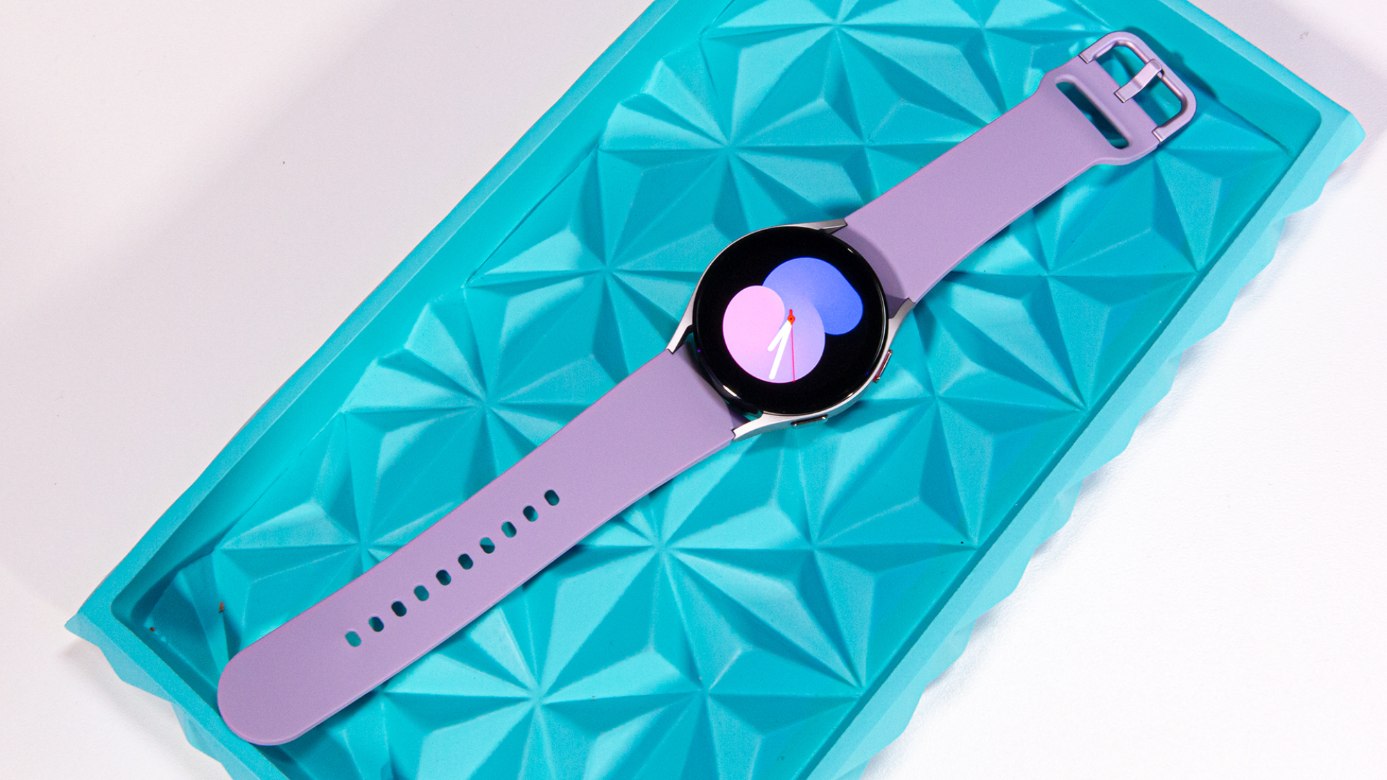 La montre connectée Galaxy Watch 5 avec bracelet violet