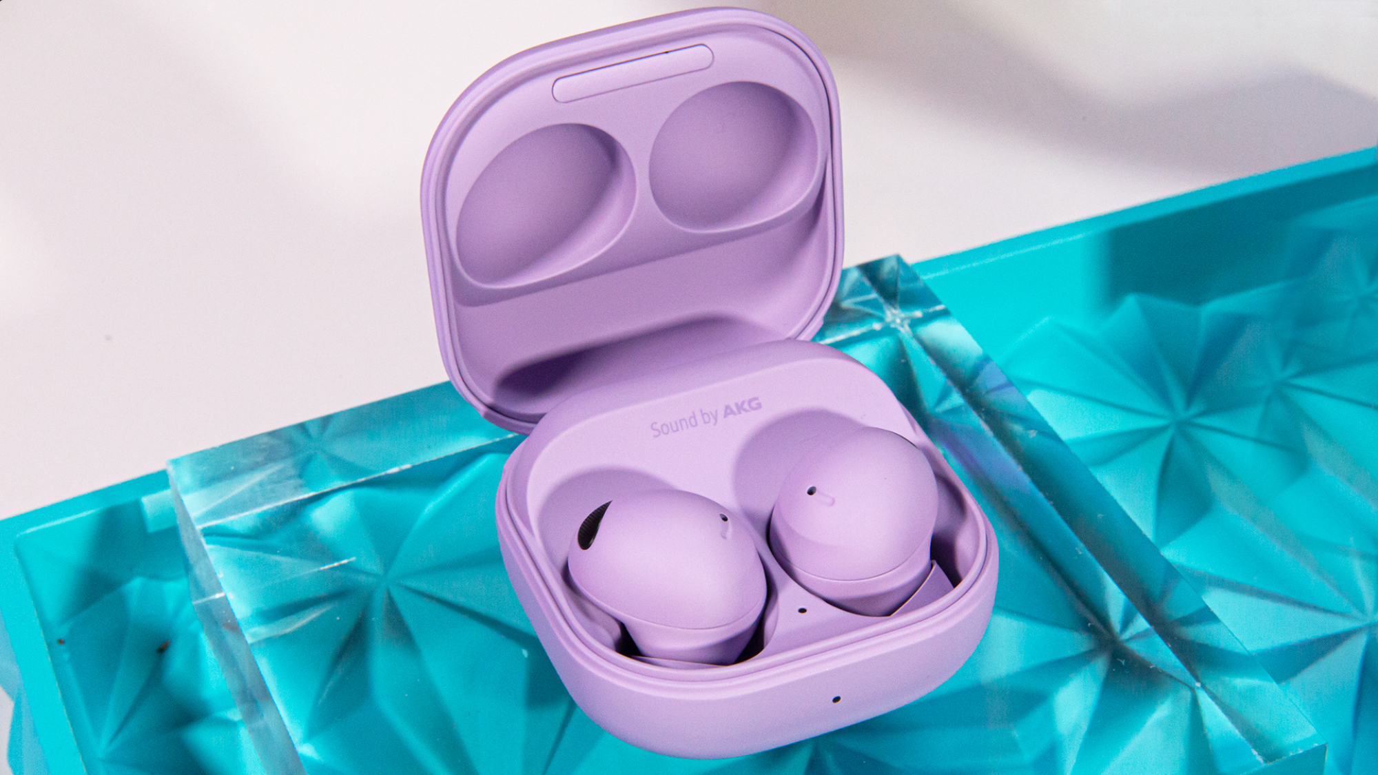 Les écouteurs Galaxy Buds 2 Pro en violet avec étui ouvert