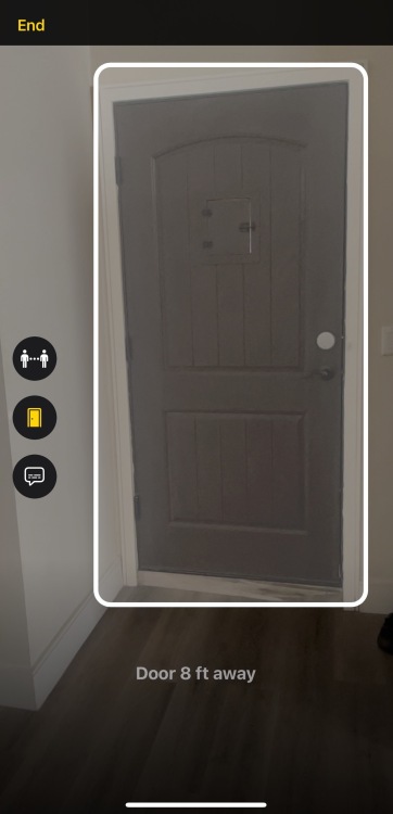 Une capture d'écran d'un iPhone détectant une porte marron à 8 pieds de l'utilisateur.
