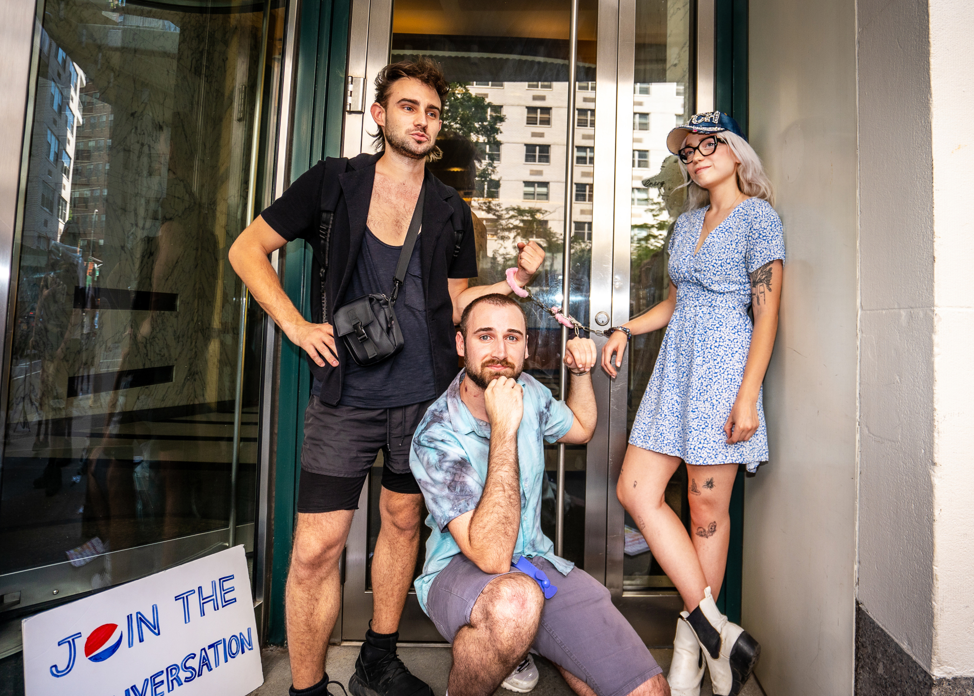 Trois manifestants menottés à la porte du siège social d'Instagram à New York.