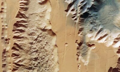Mars sonde des pairs dans des gouffres martiens extrêmement profonds et spectaculaires