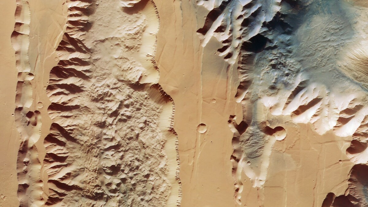 Mars sonde des pairs dans des gouffres martiens extrêmement profonds et spectaculaires