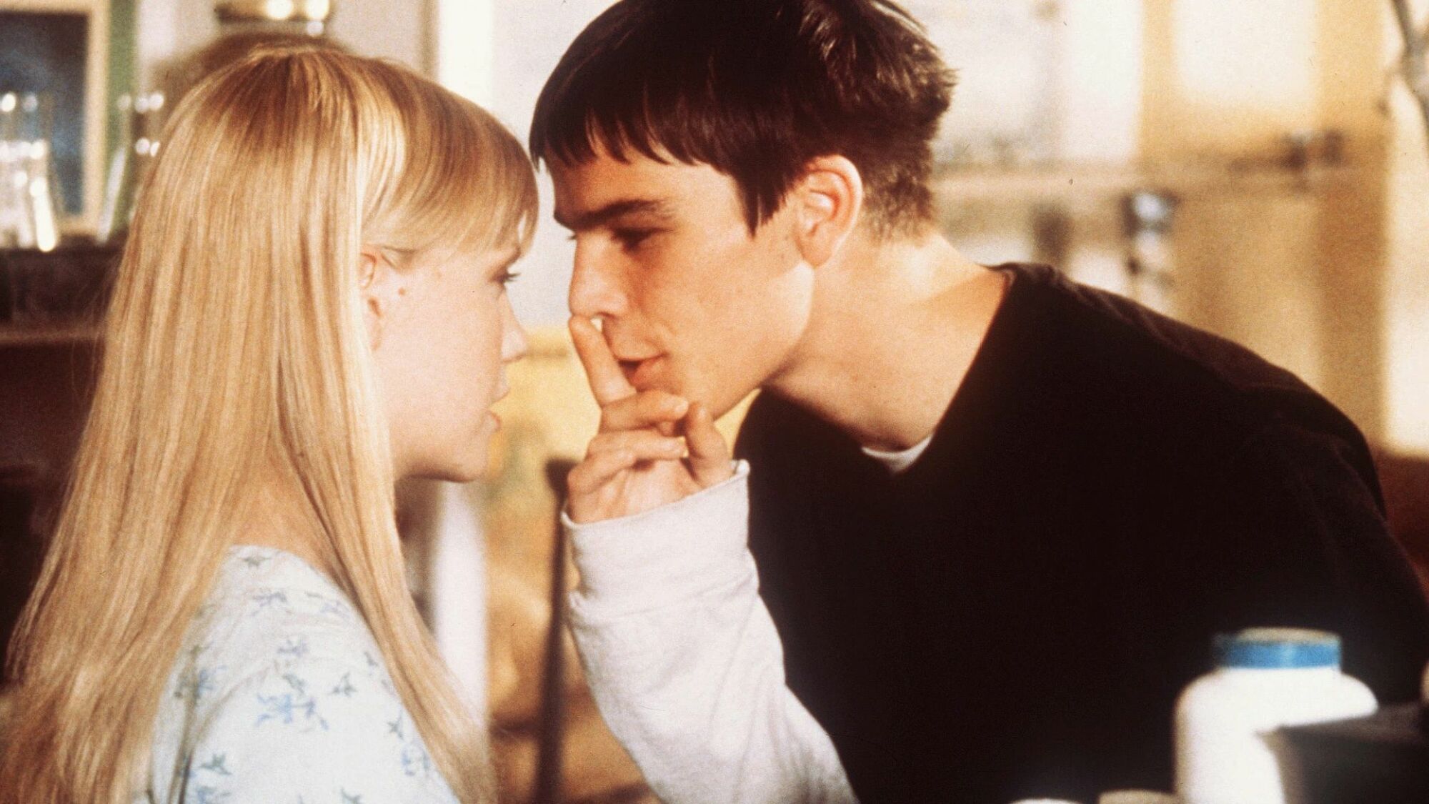 Laura Harris et Josh Hartnett dans 