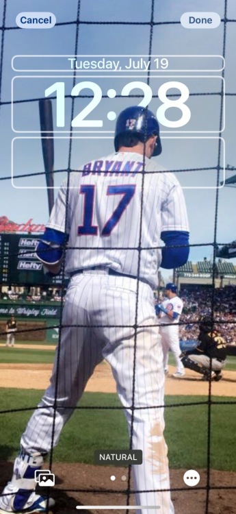 Image de l'écran de verrouillage dans les paramètres, avec une photo montrant le dos du joueur numéro 17 des Chicago Cubs. 