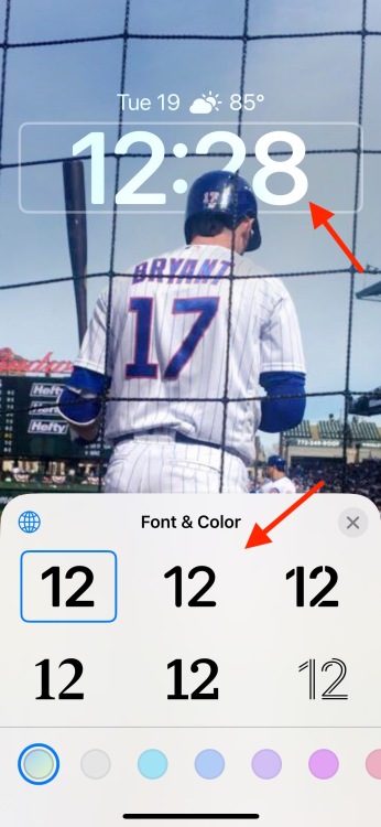 Verrouiller l'écran avec une flèche rouge pointant vers l'heure et une autre flèche rouge pointant vers différentes polices dans la boîte contextuelle en bas de l'écran.