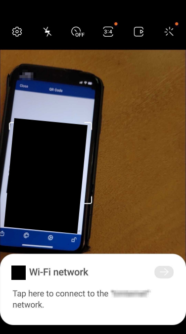 Image d'une caméra Android passant au-dessus d'un code QR sur un iPhone