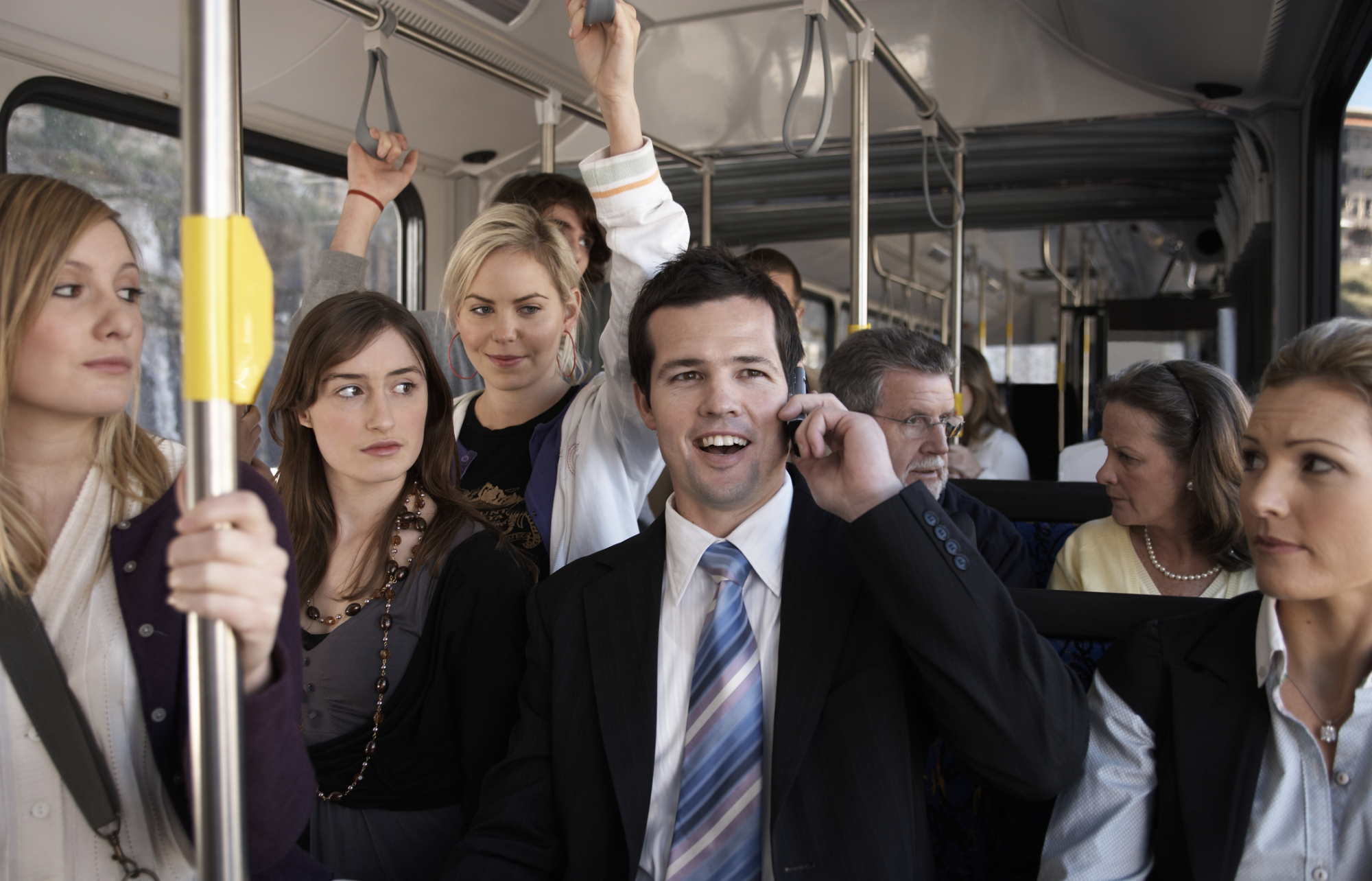 Homme parlant fort au téléphone dans le bus