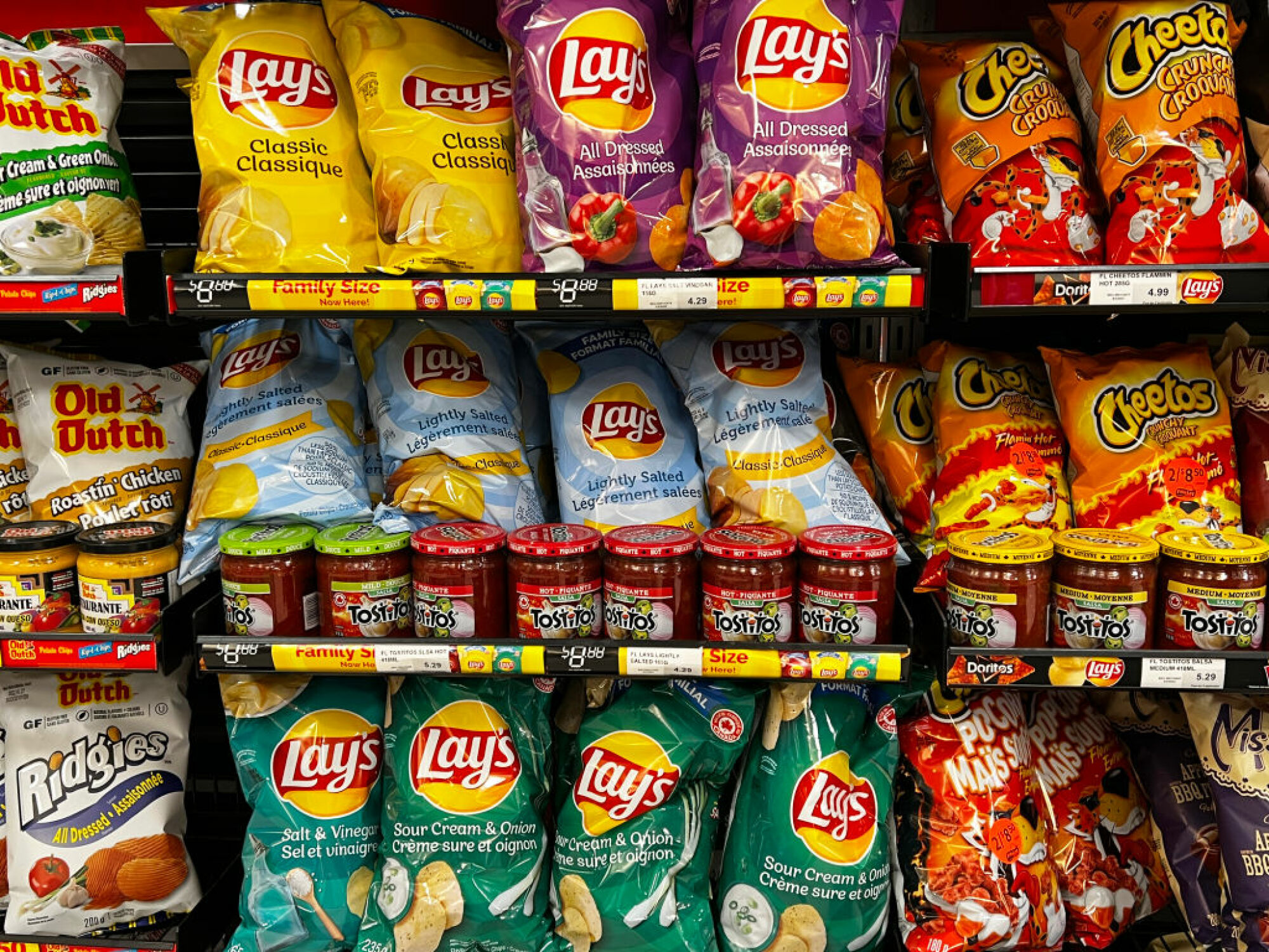 Sacs de chips sur une étagère