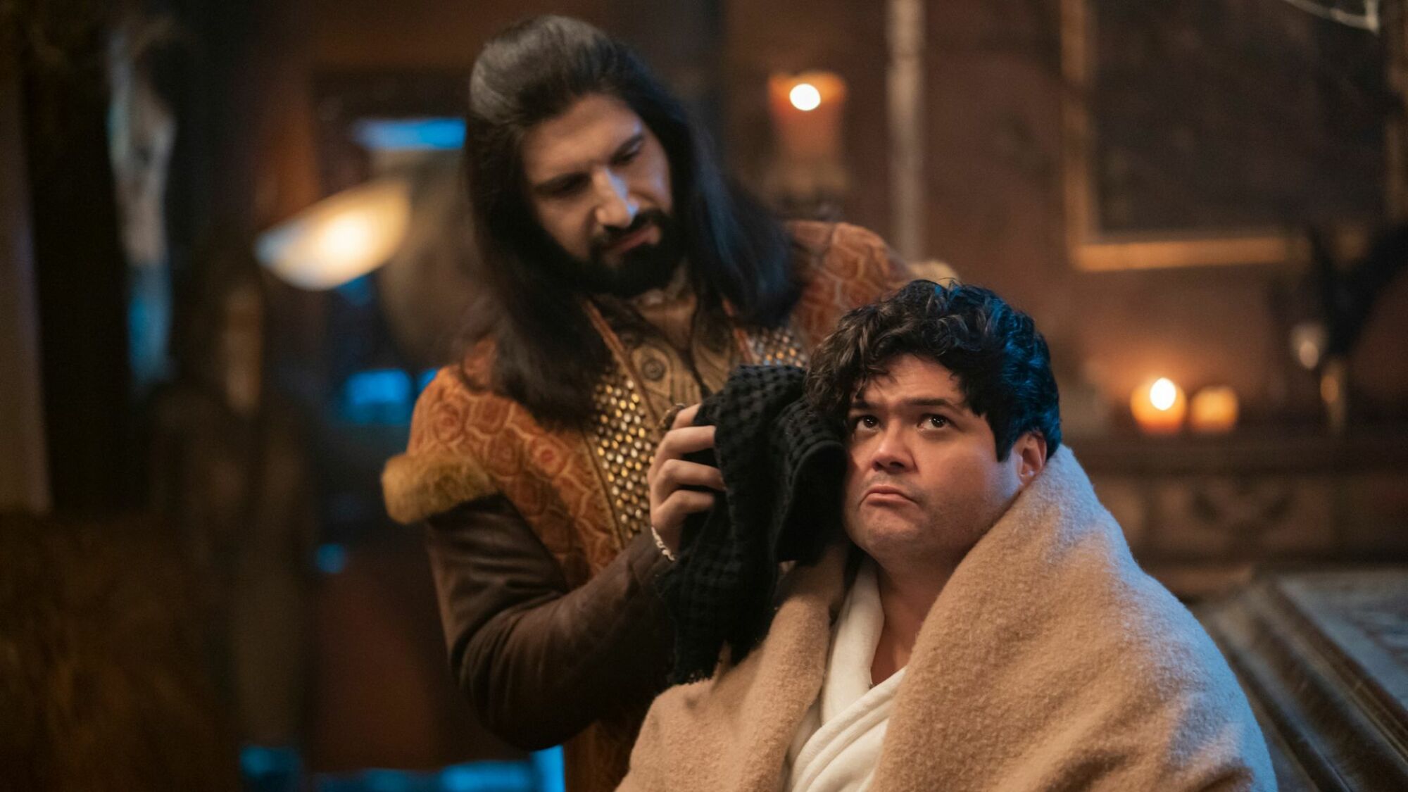 Kayvan Novak comme Nandor, Harvey Guillén comme Guillermo dans 