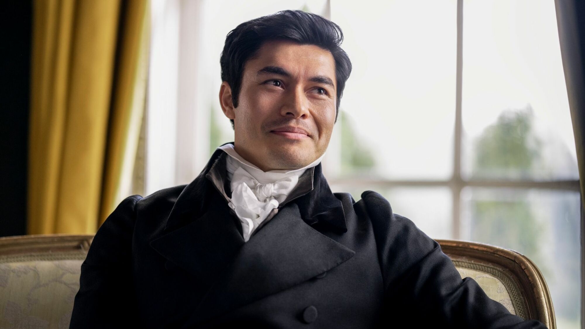 Henry Golding dans le rôle de M. Elliot dans Persuasion.