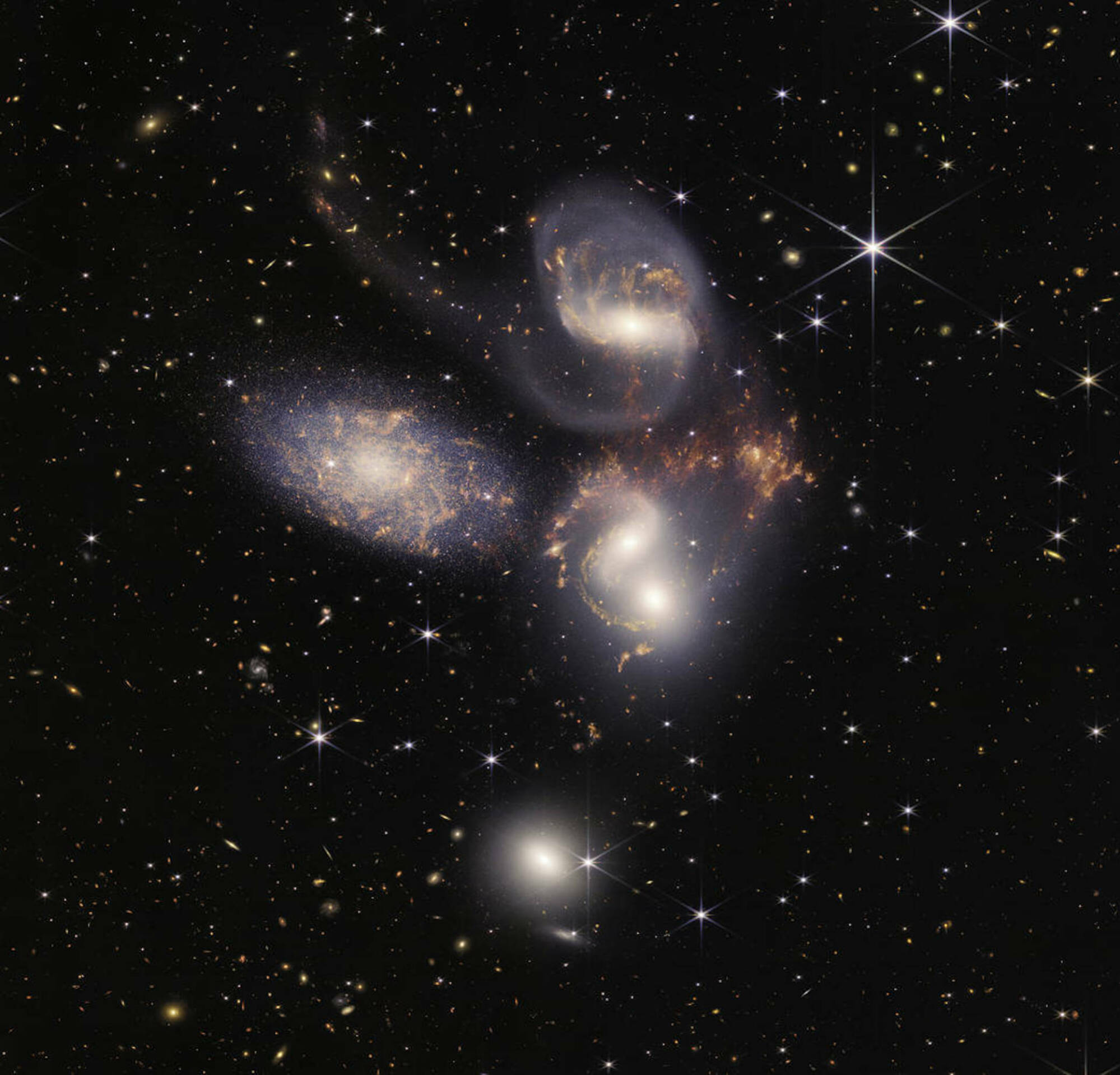Une collection de galaxies photographiées rapprochées par le télescope James Webb.