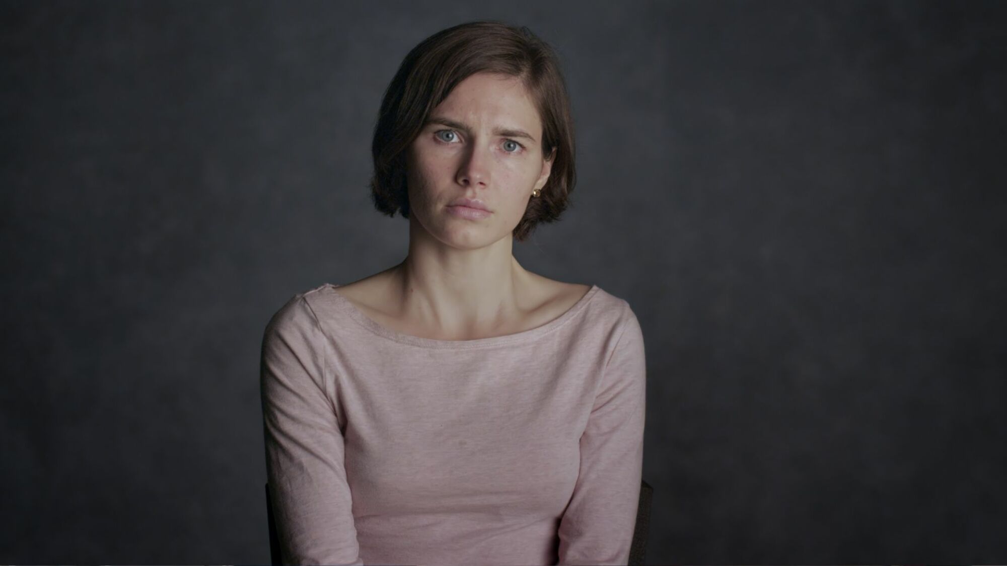 Amanda Knox fait face à la caméra pour une interview. 