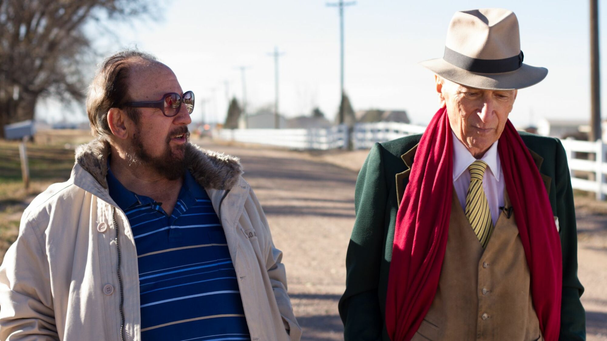 Gerald Foos et Gay Talese marchent et parlent.