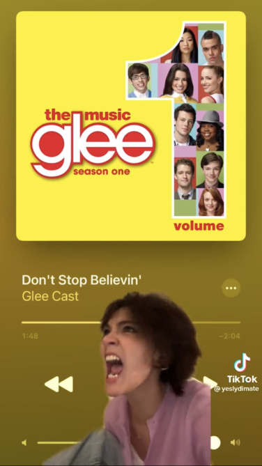 Femme criant devant "N'arrêtez pas de croire (version Glee Cast)"