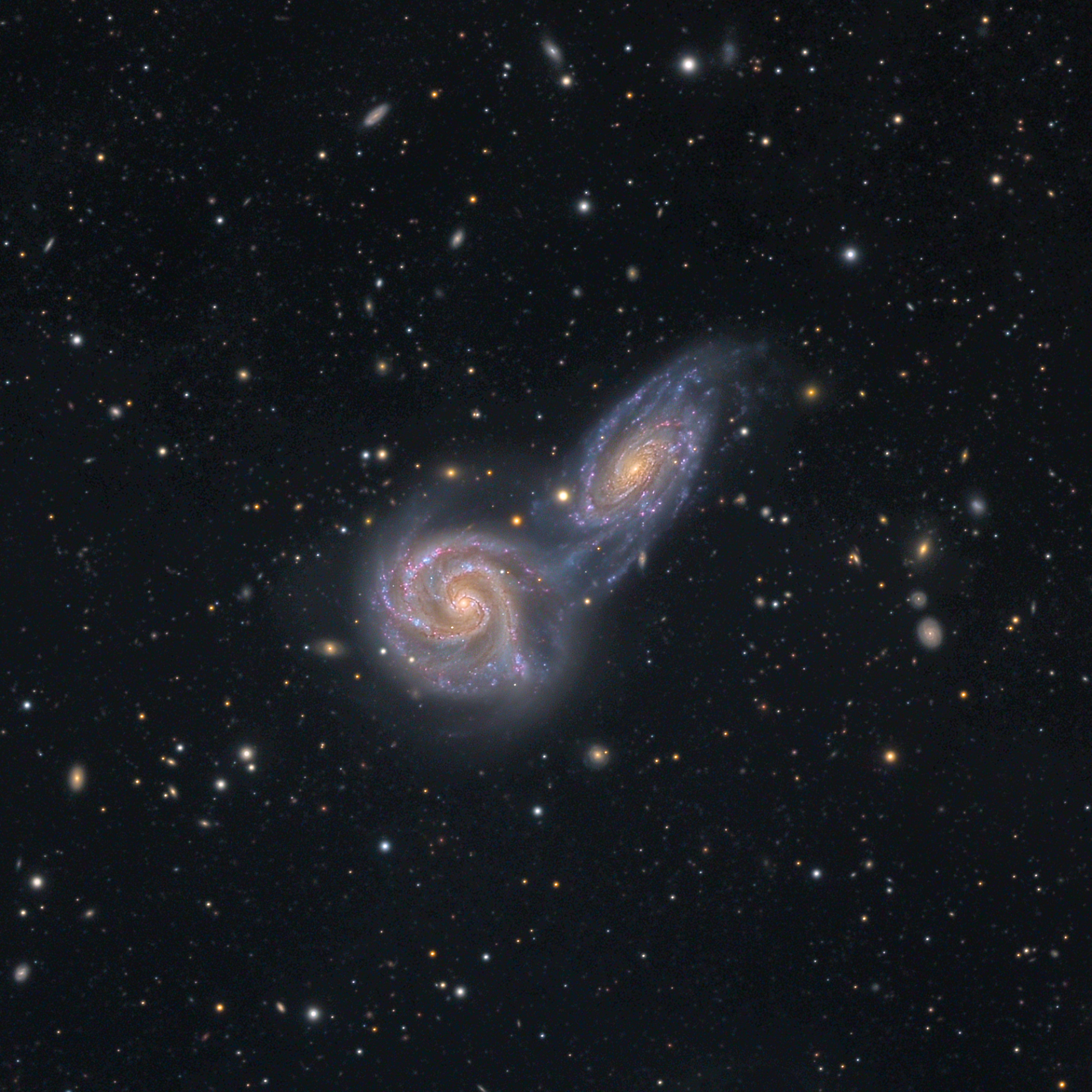 Deux galaxies entrent en collision dans l'espace