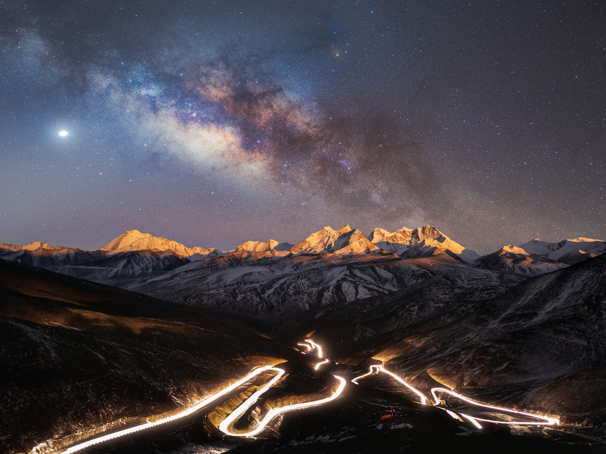 Un ciel étoilé au-dessus de la plus haute autoroute du monde et des montagnes la nuit