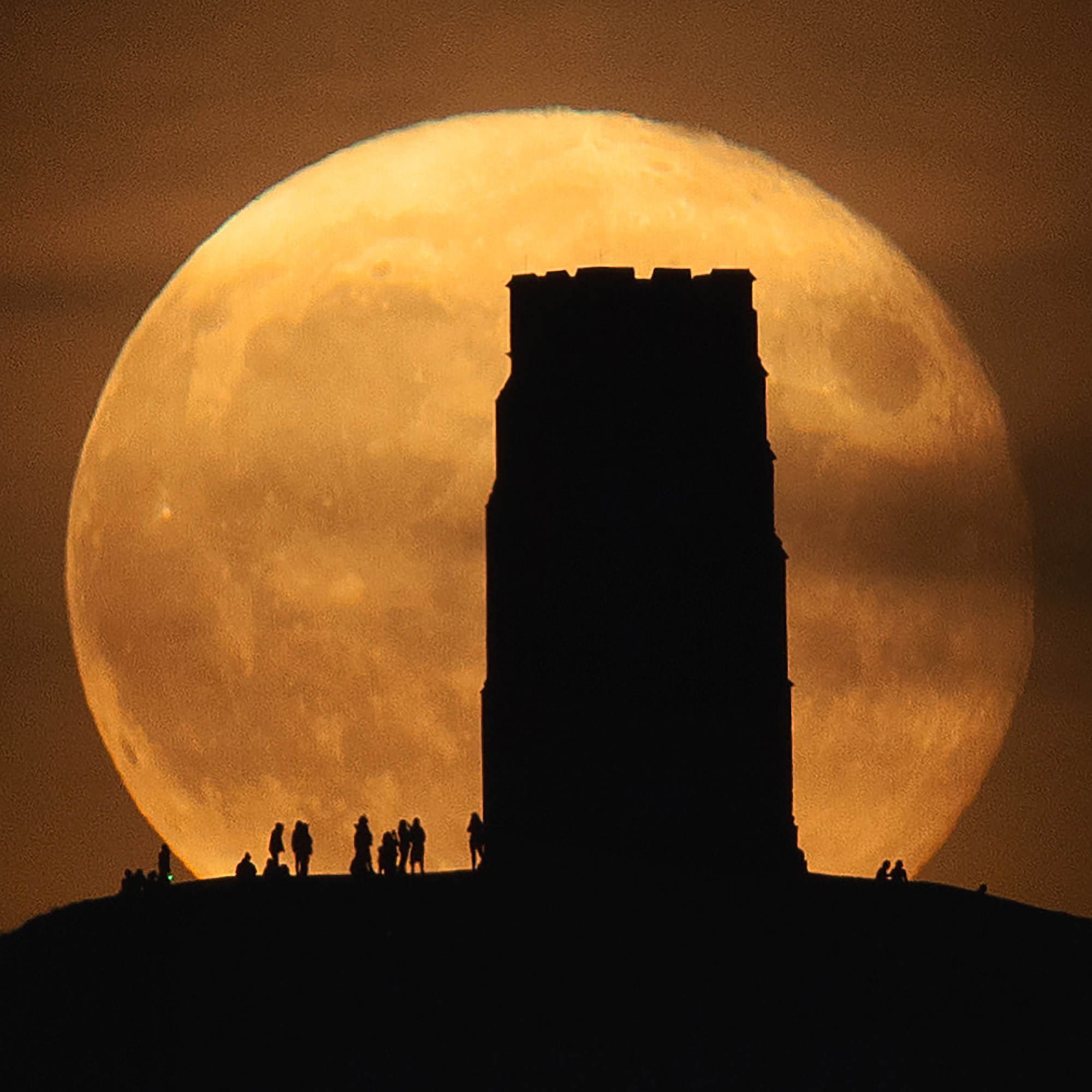 La lune des moissons se lève derrière un château