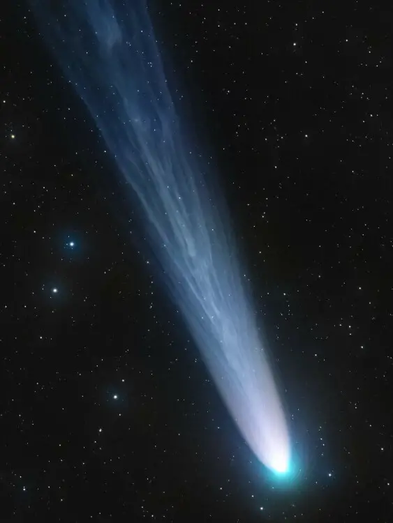 Une comète avec une grande queue, photographiée dans l'espace.