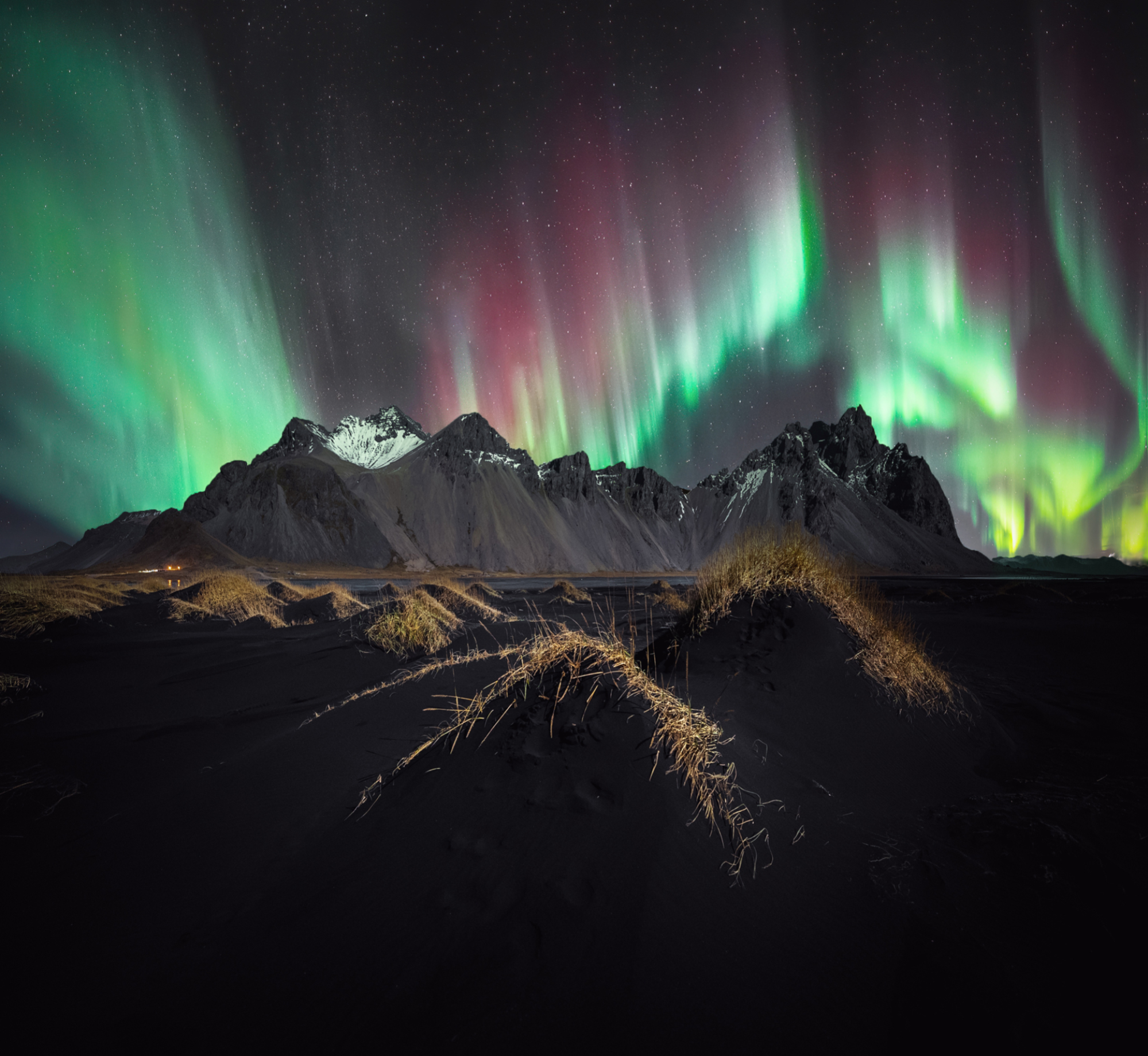 Les aurores boréales sur la célèbre montagne islandaise Vestrahorn. 