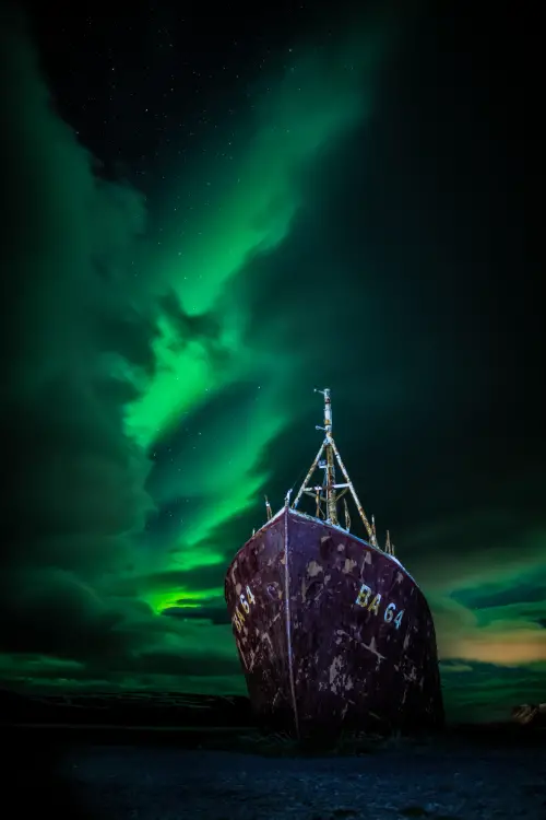 L'aurore boréale au-dessus de l'épave du Gardur dans la région des fjords de l'ouest de l'Islande. 