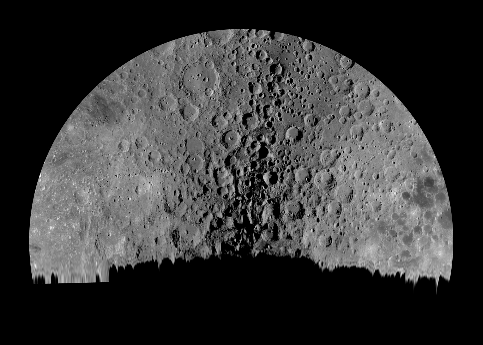 Une image de la moitié de la lune, y compris des cratères et des montagnes.