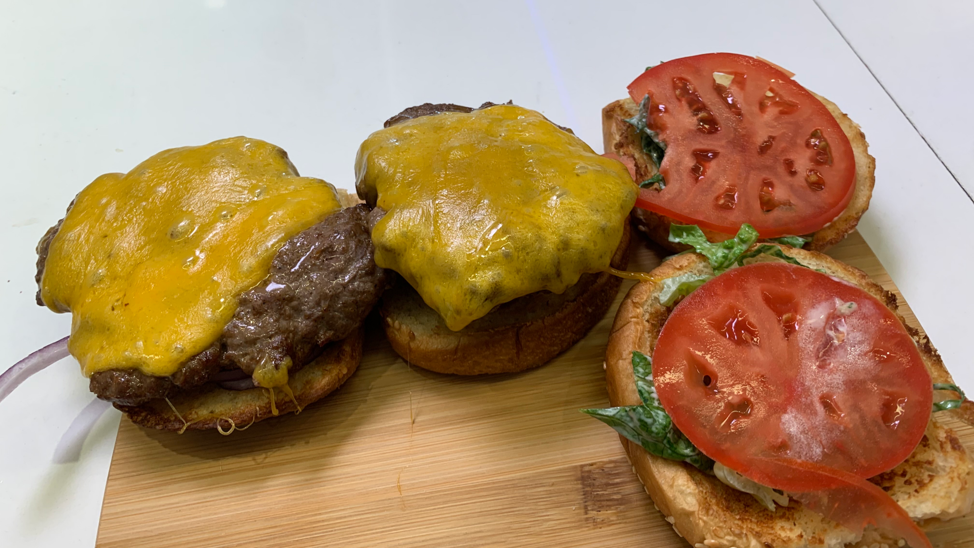 hamburgers sur une planche à découper