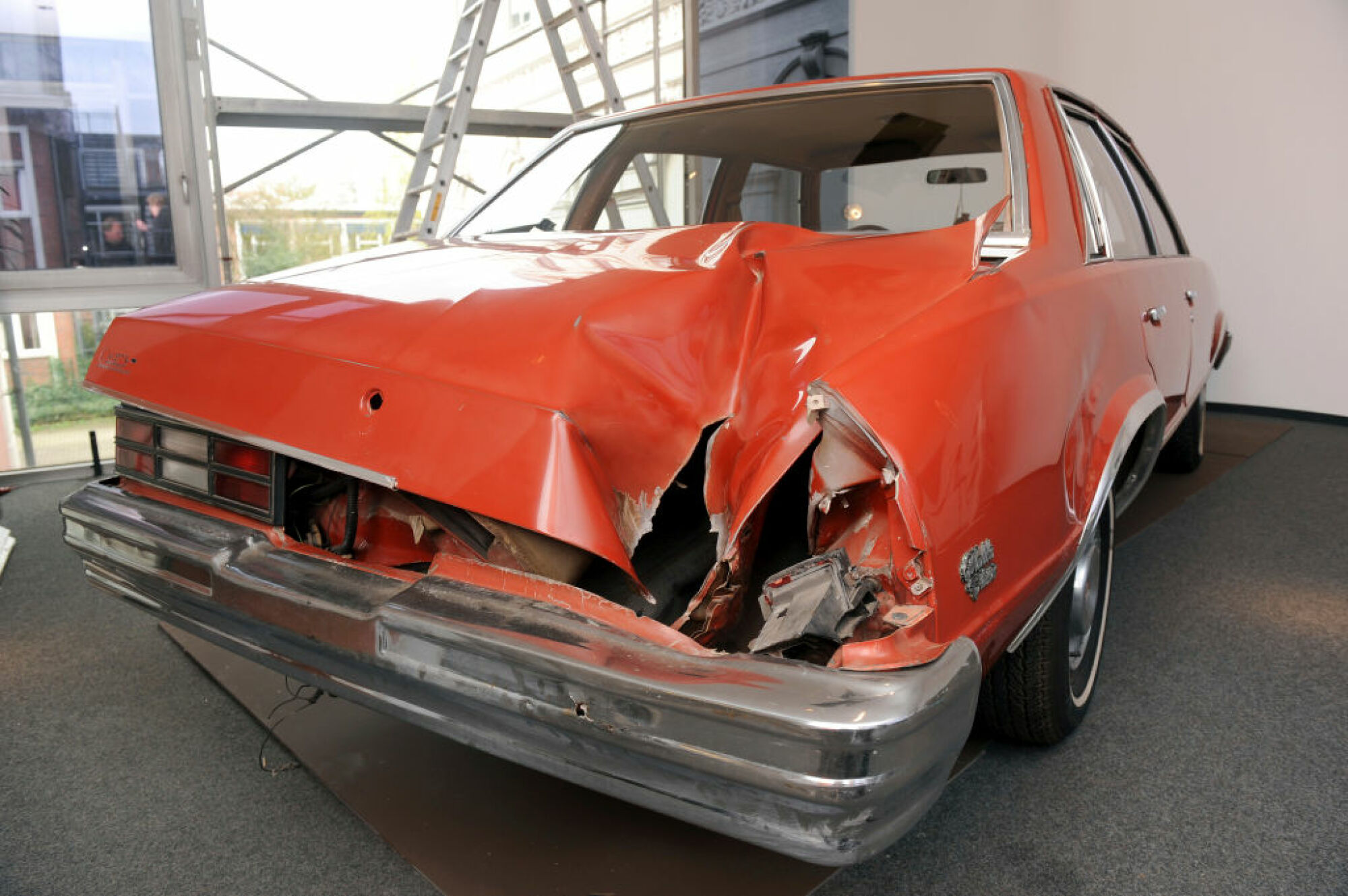 exposition présentant une Chevy Malibu impactée par une météorite