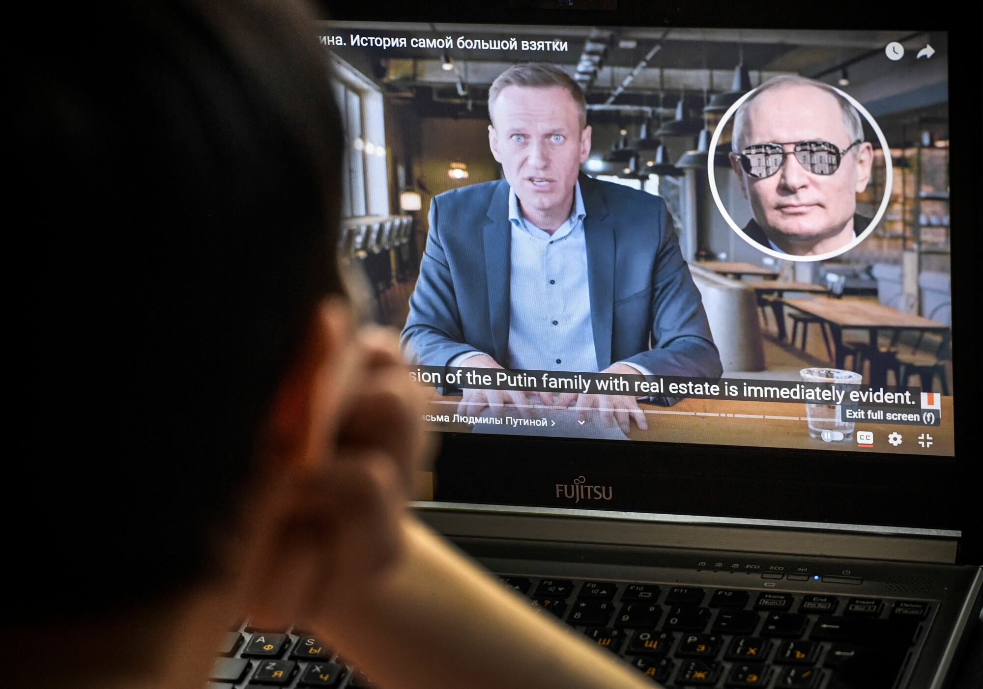 Une femme regarde un film d'enquête du chef de l'opposition russe Alexei Navalny sur son ordinateur portable