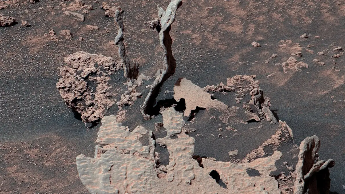 Le rover martien affronte des rochers aux doigts grêles et tordus