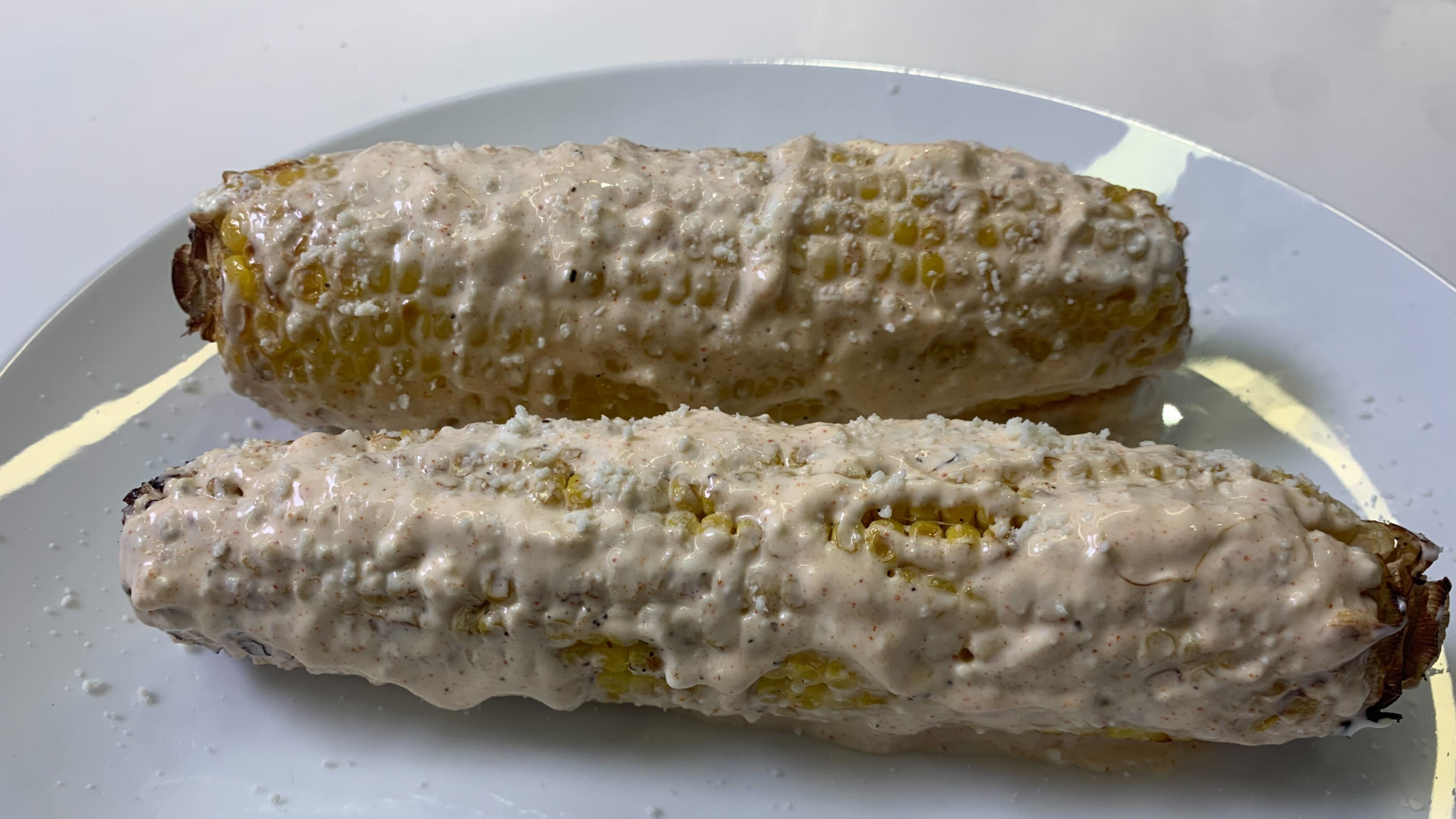 elote épis de maïs sur assiette