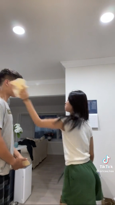 Capture d'écran du défi de la tortilla.  Une femme gifle un homme avec une tortilla.