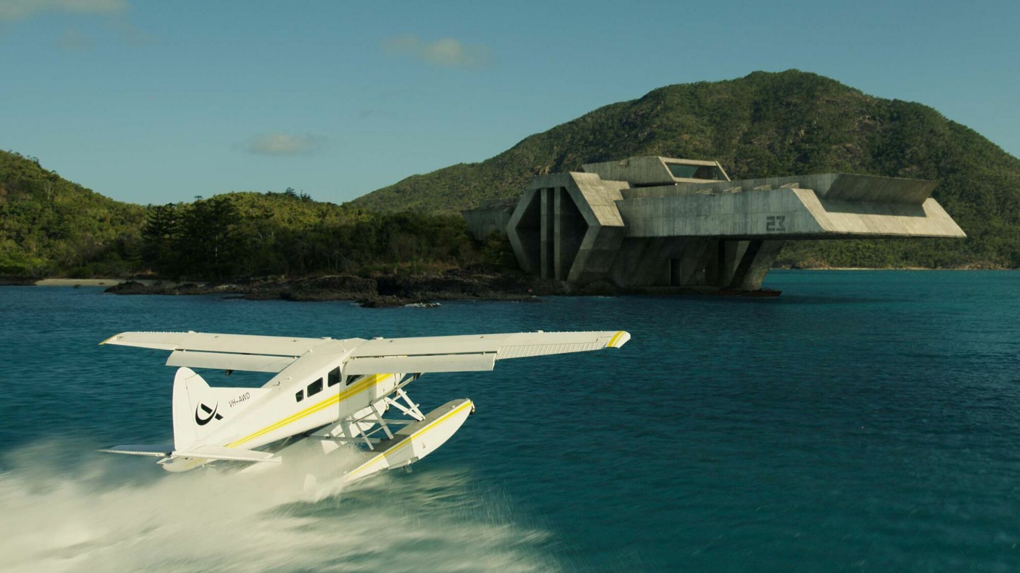 Un avion s'approche d'une côte. 