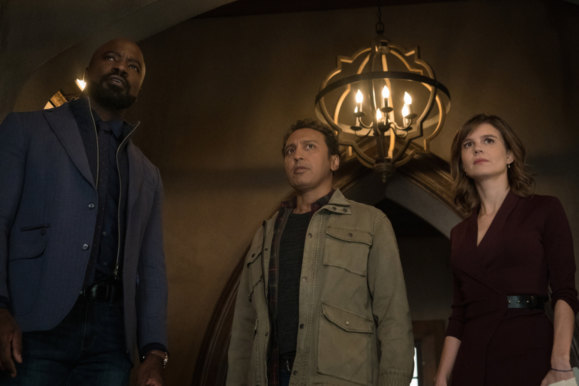 Mike Colter comme David Acosta, Aasif Mandvi comme Ben Shakir et Katja Herbers comme Kristen Bouchard de la série Paramount + EVIL.  