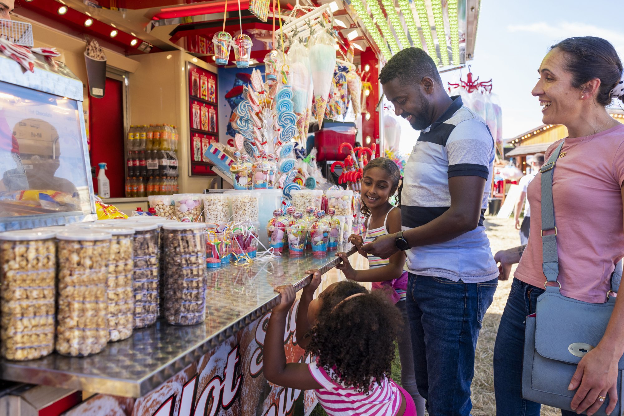 une famille achète des friandises dans un parc d'attractions