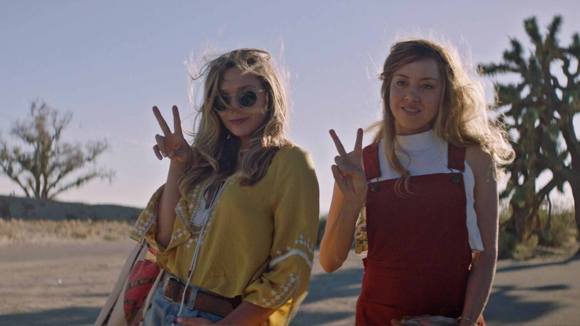 Elizabeth Olsen et Aubrey Plaza dans 