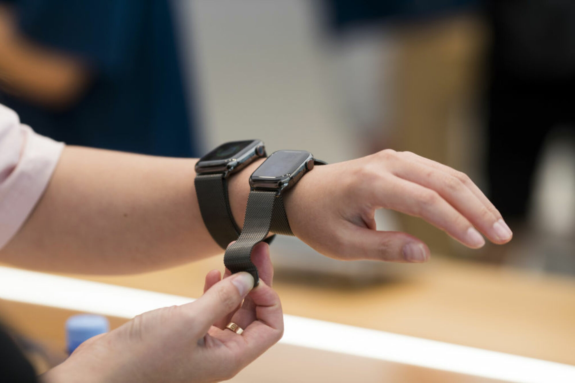 Client essayant une Apple Watch en magasin