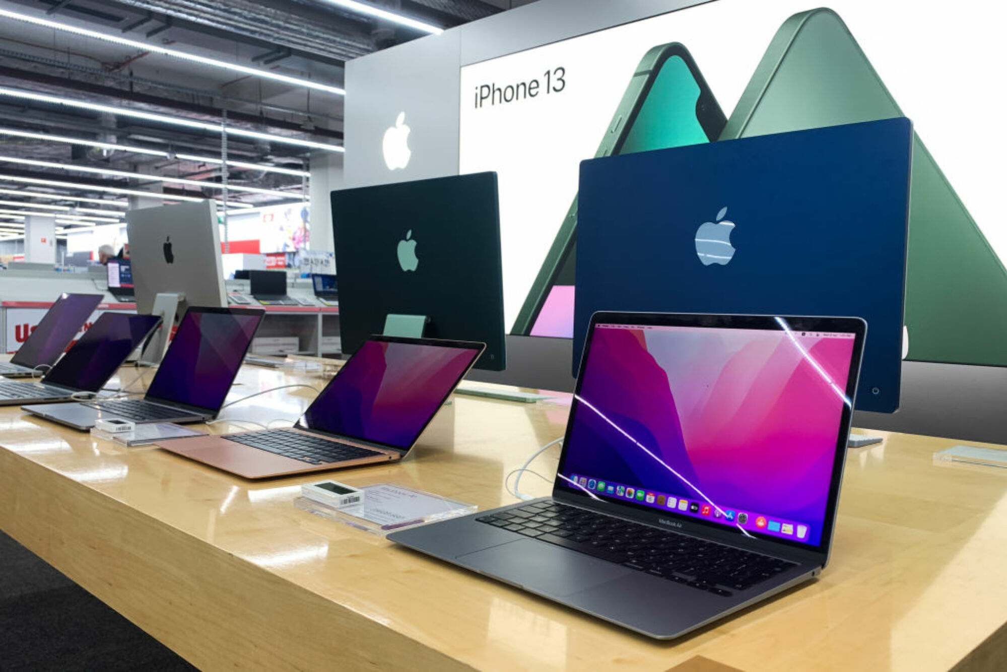 Rangée de Mac exposés en magasin