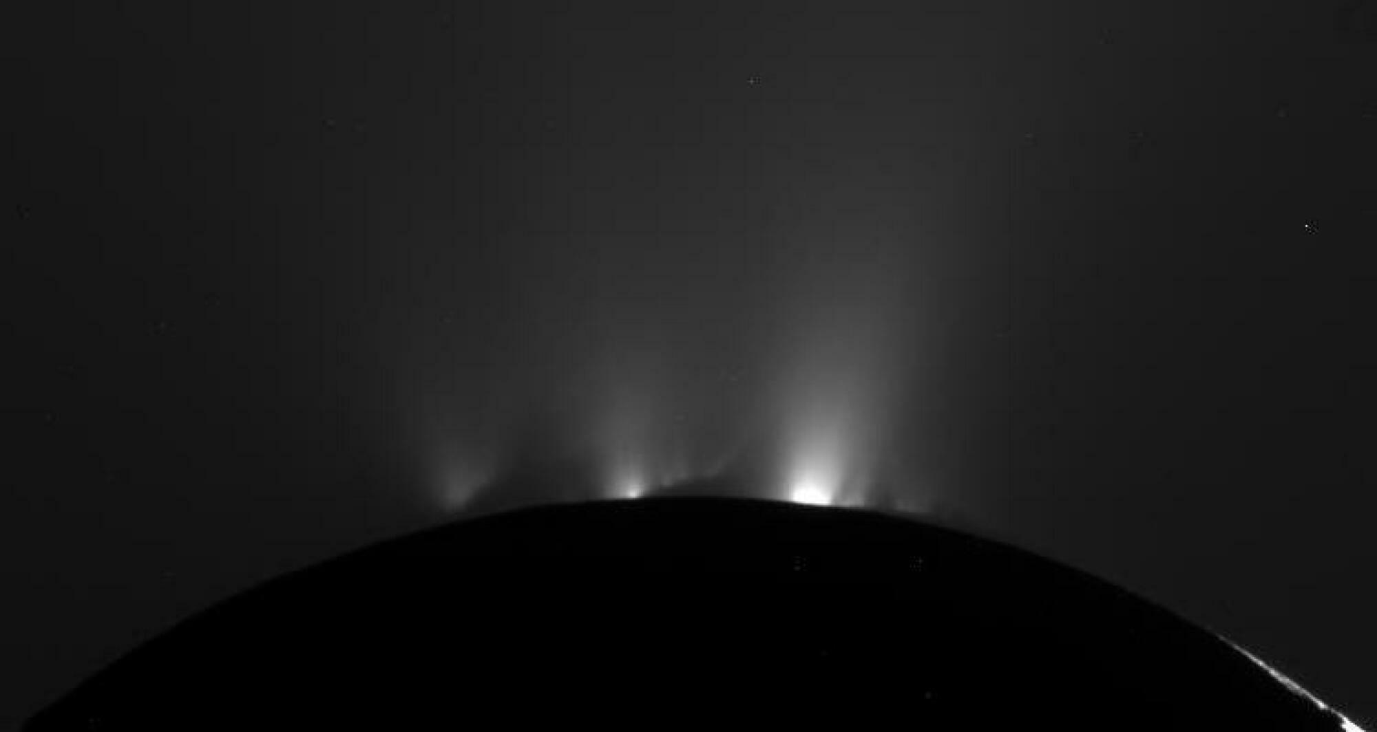 Encelade tirant des panaches d'eau et de gaz