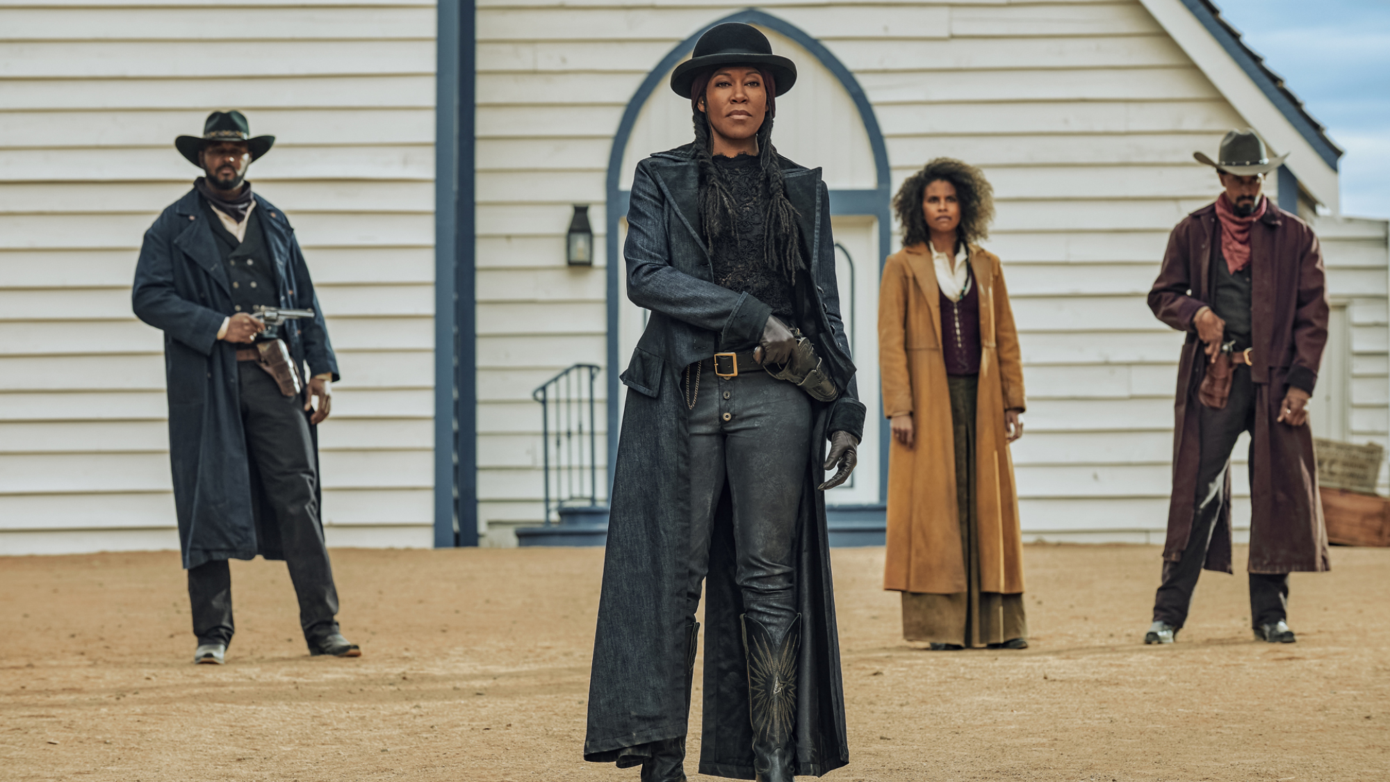 JT Holt, Regina King, Zazie Beetz et Justin Clarke se tiennent dans un décor de western en costume.