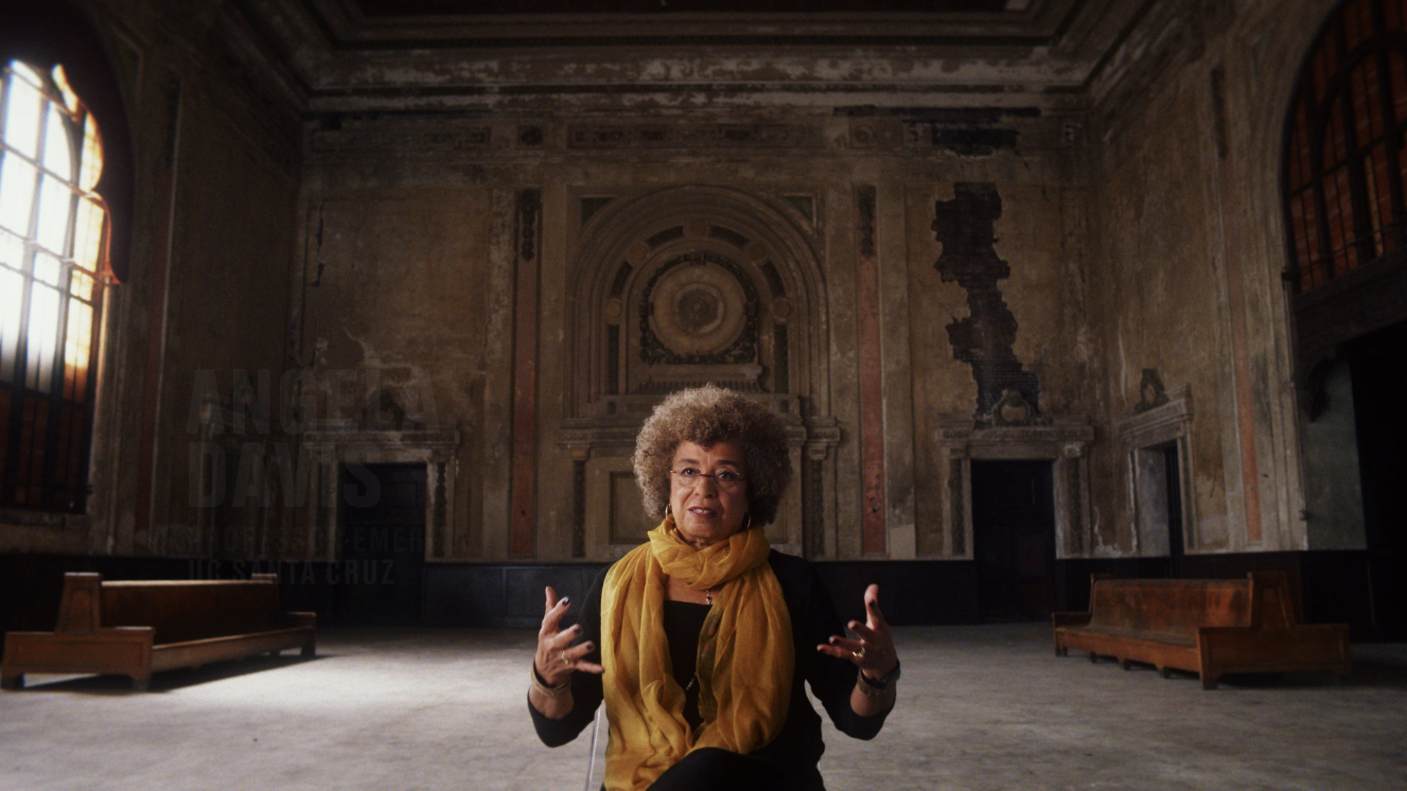 Angela Davis parle à la caméra dans 