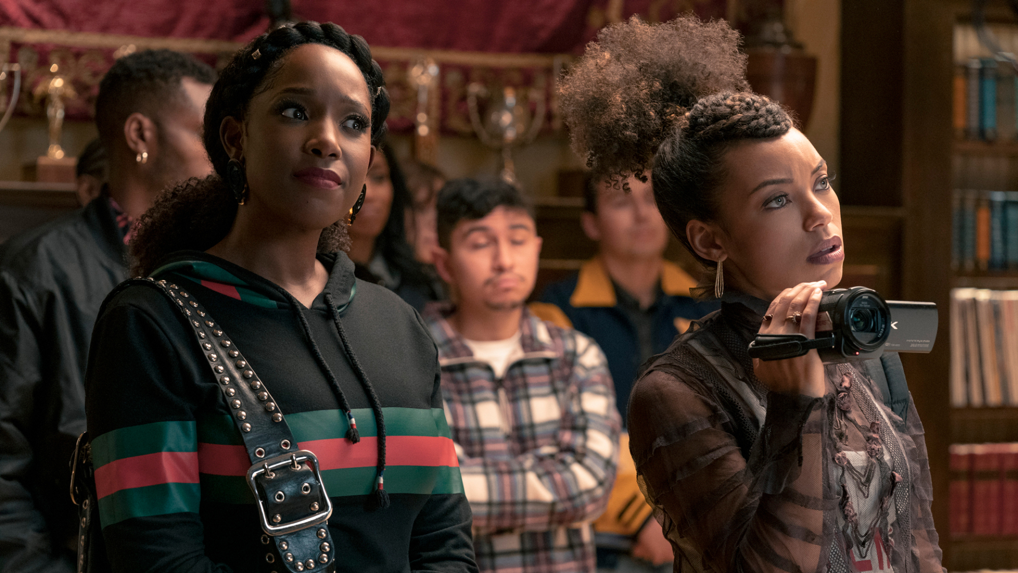 Joelle Brooks (Ashley Blaine Featherson) et Samantha White (Logan Browning) regardent hors caméra.