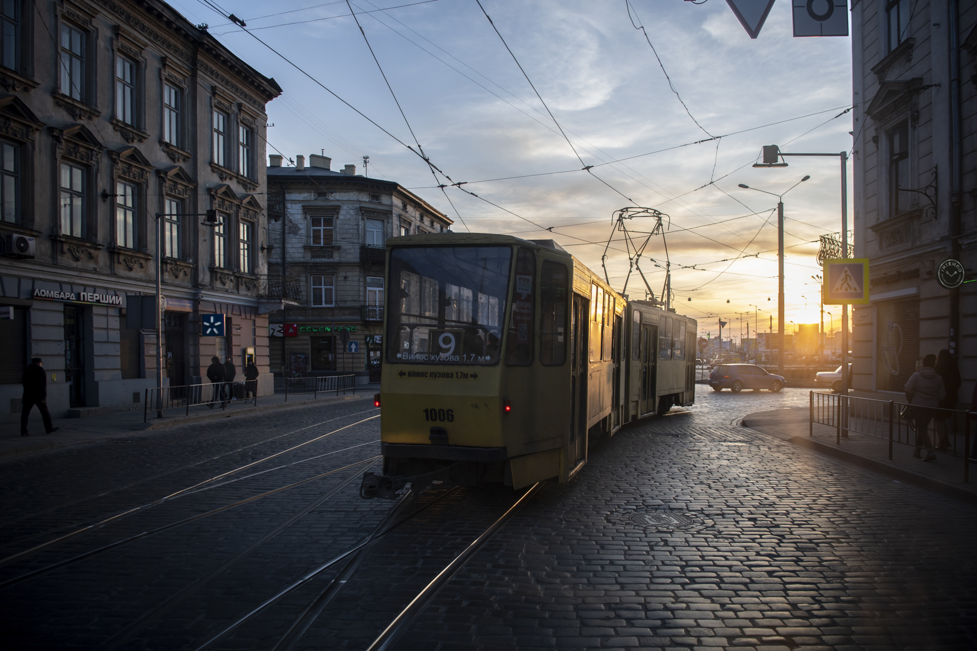 Un tramway passe dans une ville occidentale d'Ukraine.